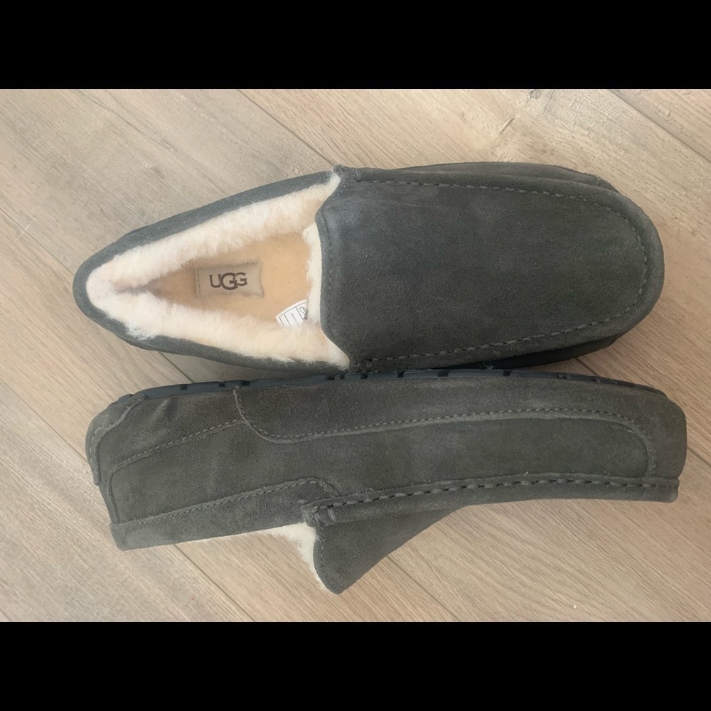 Ugg MENS ASCOT NEW CHARCOAL‎ SLIPPER AUTHENTIC.